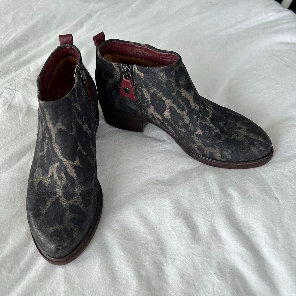 Onid Studio Animal Print Booties SZ 7